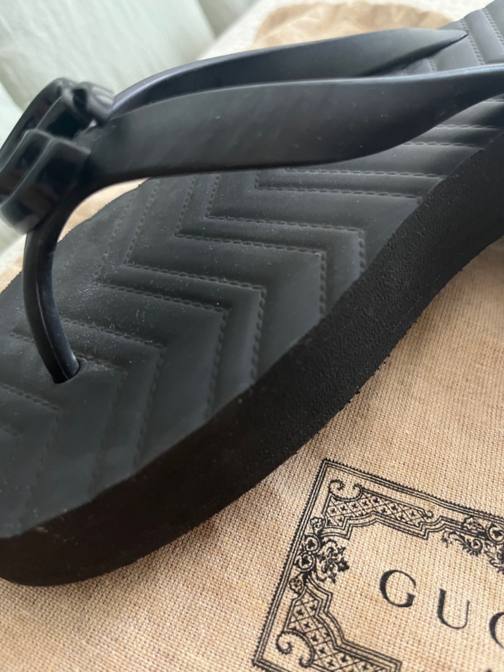 Gucci Black Pascar Chevron Logo Rubber Flip Flops size 8 - Picture 4 of 10